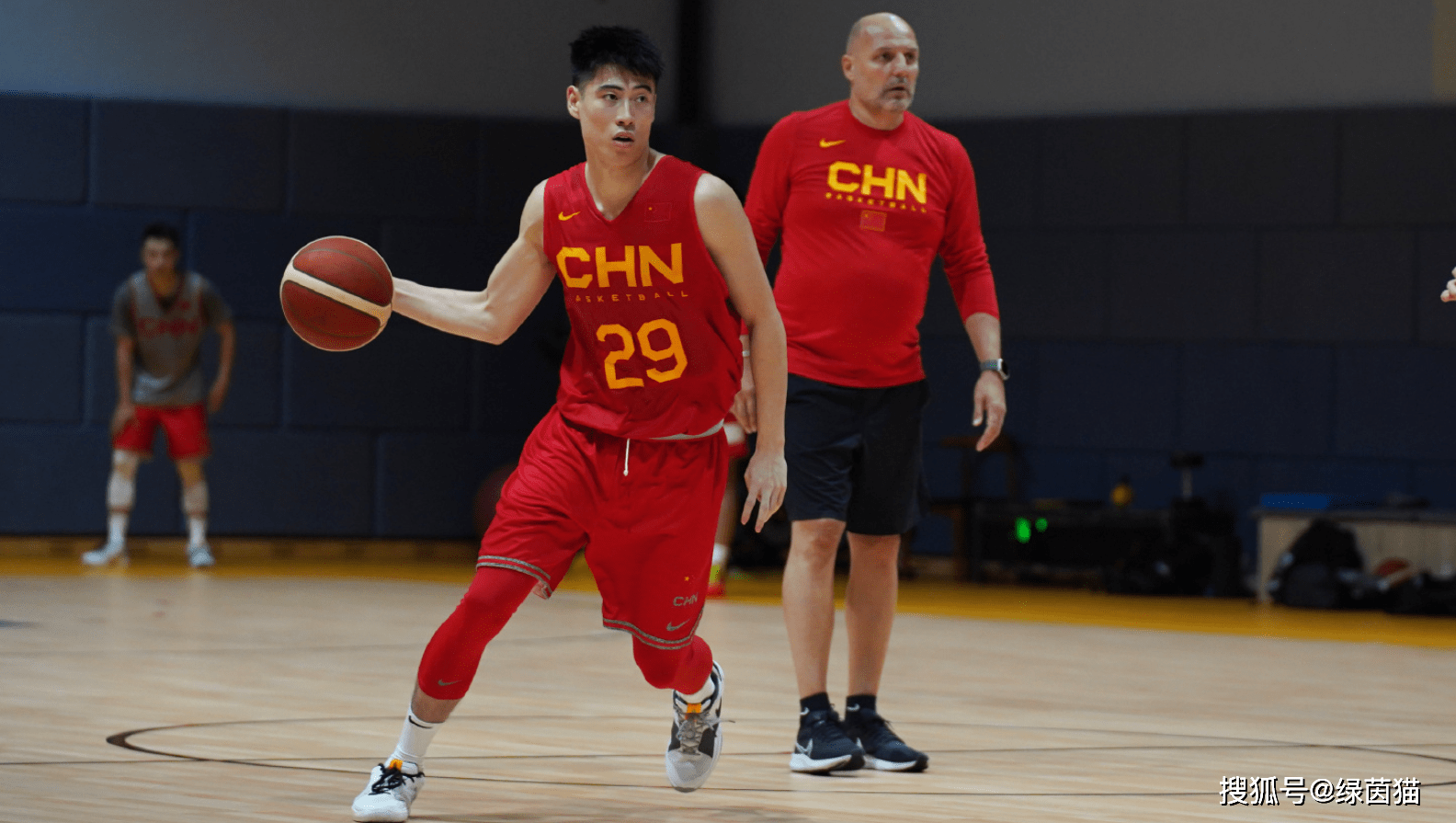 西藏男篮紧咬对手迎风而上，成功突围