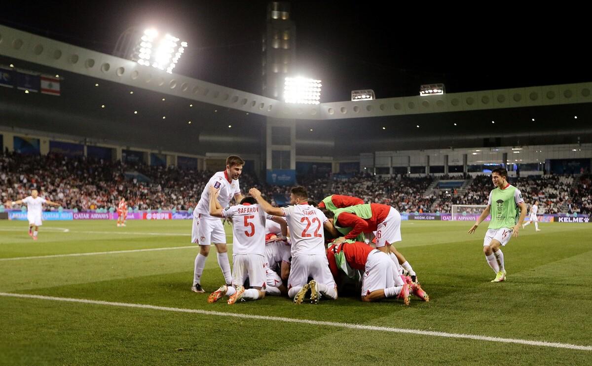 包含亚洲足球风云再起，豪门球队实力对决的词条