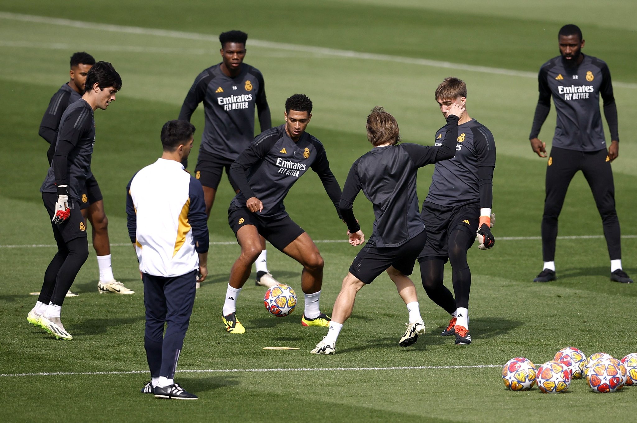 米兰百家乐-关于皇马主场气氛火爆，球迷热情欢呼的信息