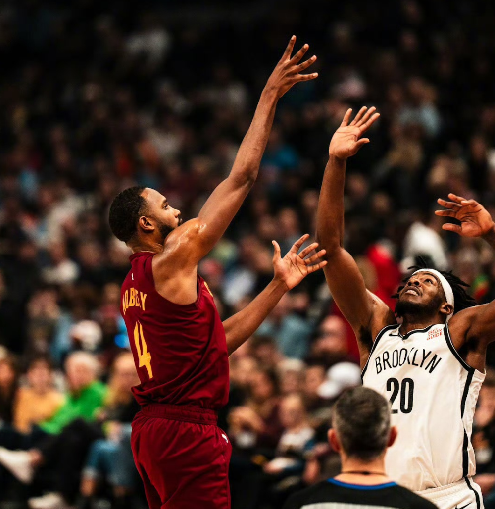 骑士队新赛季冲劲十足大胜对手